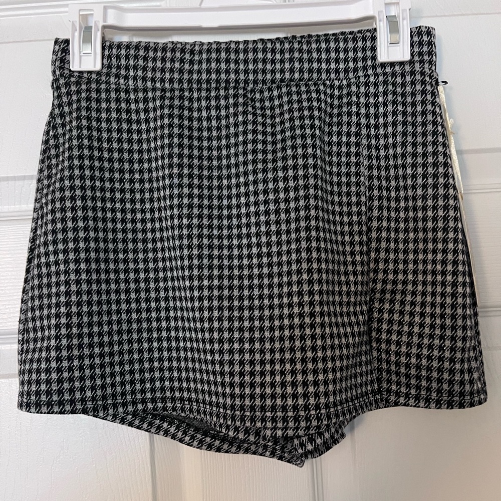 Black and gray houndstooth mini skort